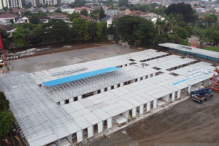 Progres pembangunan rumah sakit darurat untuk rujukan COVID-19 di bekas lapangan sepak bola Simprug, Jakarta Selatan. 