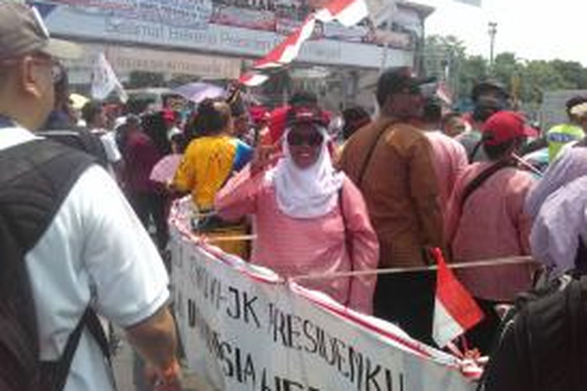 Ade Nur berpose dalam perahu kertas raksasa bersama rekan-rekannya,  Bundaran HI,  Senin (20/10/2014)
