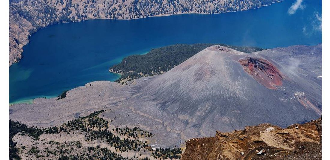 Keindahan kaldera Gunung Rinjani dengan Danau Segara Anak dan gunung anakan Barujari menjadi salah satu daya tarik wisata di Pulau Lombok, Nusa Tenggara Barat. 