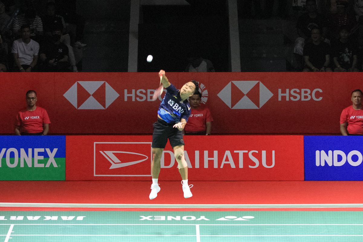 Aksi pebulu tangkis Indonesia, Anthony Sinisuka Ginting, kala menghadapi wakil Kanada, Brian Yang, pada babak semifinal Indonesia Masters 2024 di Istora Senayan, Jakarta, Sabtu (27/1/2024).