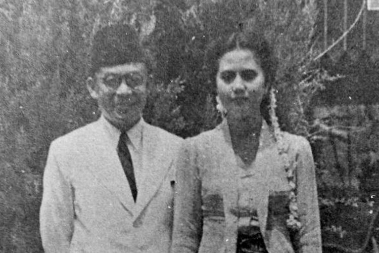 Wakil Presiden Mohammad Hatta pada hari pernikahannya di Megamendung, Bogor, Jawa Barat 18 November 1945. Ia mempersunting Rahmi Rahim, gadis berayahkan Jawa dan beribukan Aceh. 