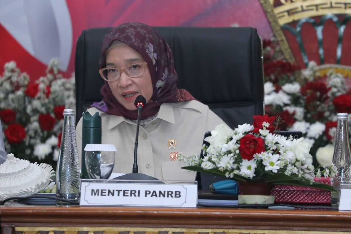Menteri Pendayagunaan Aparatur Negara dan Reformasi Birokrasi (PAN dan RB) Rini Widyantini saat mengikuti Rapat Konsolidasi Nasional dan Percepatan Operasionalisasi KDMP di Denpasar, Bali, Jumat (8/8/2025).