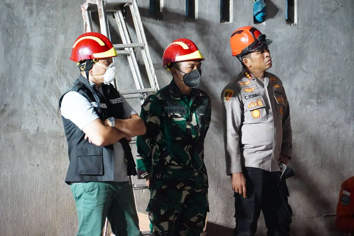 Bupati Sidoarjo Subandi saat meninjau evakuasi korban runtuhan Ponpes Al Khoziny