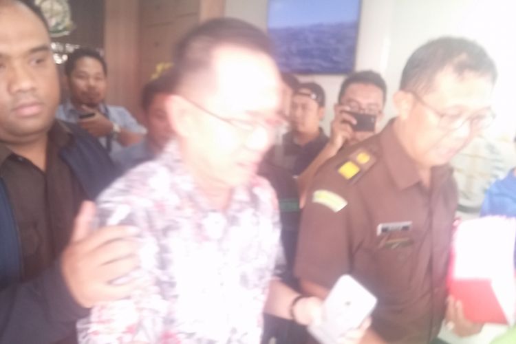 Bos Pasar Turi Surabaya, Henry J Gunawan dibawa masuk ke mobil tahanan