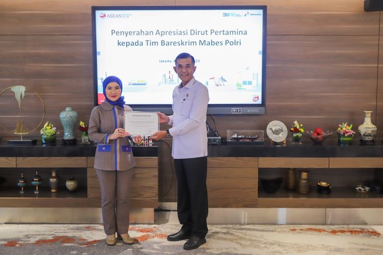 Direktur Utama PT Pertamina (Persero) Nicke Widyawati memberikan penghargaan kepada Tim Bareskrim Mabes Polri yang diterima oleh Direktur Tindak Pidana Tertentu Bareskrim Brigjen Pol. Drs. Hersadwi Rusdiyono, S.H., M.H.