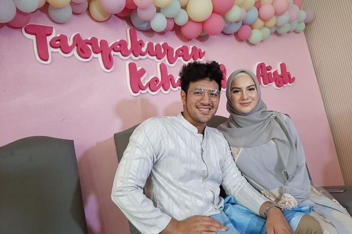 Pasangan suami istri Ammar Zoni dan Irish Bella saat tasyakuran kehamilan Irish Bella, Minggu (21/7/2019). 