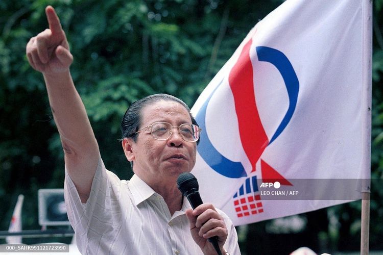 Tokoh oposisi Malaysia Lim Kit Siang ketika berkampanye di Kuala Lumpur, pada 21 November 1999. Dia kemudian melapor ke polisi dengan tuduhan politik teror, karena penguasa mulai memprediksi lewat media akan terjadi kekacauan jika oposisi sampai berkuasa.