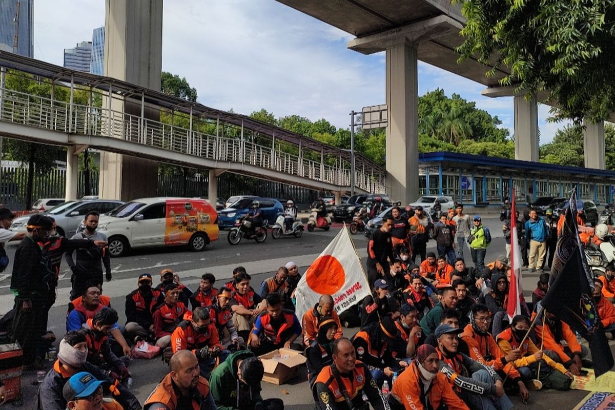Sejumlah Kurir Online Lalamove Gelar Demo di Kuningan, Arus Lalin HR Rasuna Said ke Mampang Masih Normal