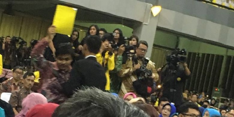 Mahasiswa UI memberikan simbol kartu kuning untuk Presiden Joko Widodo saat menghadiri Dies Natalies ke-68 UI, Jumat (2/2/2018).