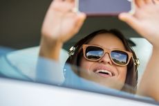 Mobilnya Masuk Sungai, Wanita Ini Malah Sempat-sempatnya Selfie