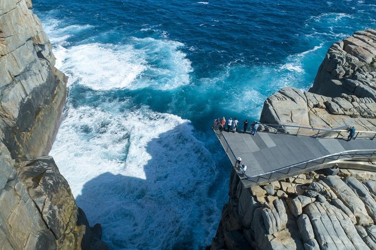 Melihat Samudra Antartika dari The Gap di Torndirrup National Park, Albany, Western Australia (Dok. Tourism Australia)