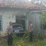 Oleng Mendadak, Honda Acor Tabrak Kusen Rumah Warga di Jalur Pantura