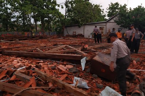 Detik-detik Aula SMKN 1 Miri Sragen Roboh Timbun 22 Siswa