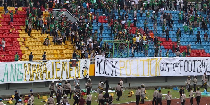 Suporter Sriwijaya FC ricuh dan merusak bangku stadion glora Jakabaring Palembang, saat melawan Arema FC, Sabtu (21/7/2018)