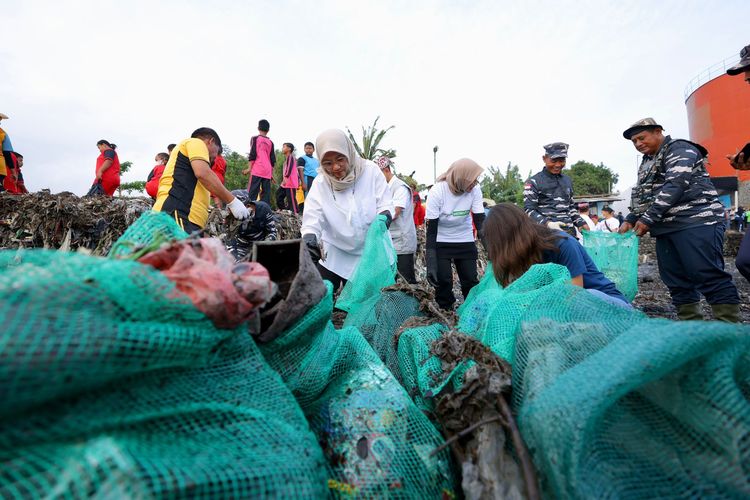 Bupati Banyuwangi Ipuk Fiestiandani Azwar Anas saat membersihkan sampah di pantai Muncar.