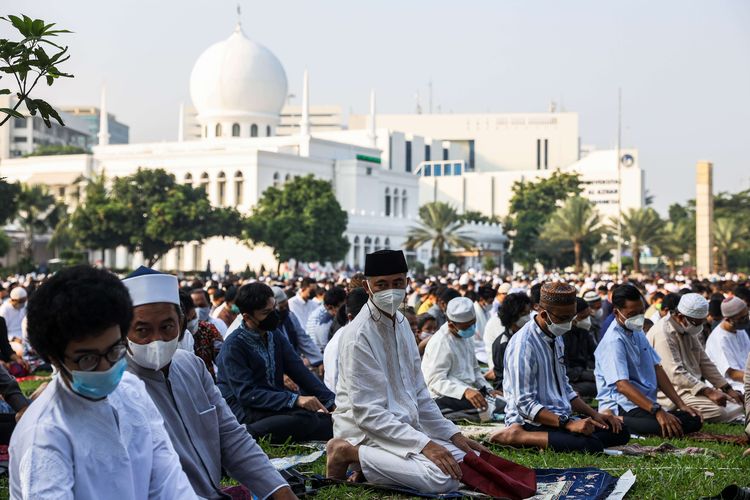 Umat Muslim melaksanakan shalat Idul Fitri di Masjid Agung Al-Azhar, Kebayoran Baru, Jakarta Selatan, Kamis (13/5/2021). Pelaksanaan shalat Idul Fitri 1442 hijriah dilakukan dengan protokol kesehatan pencegahan COVID-19 dengan menampung 7.000 jemaah atau 50 persen dari total kapasitas di area lapangan.