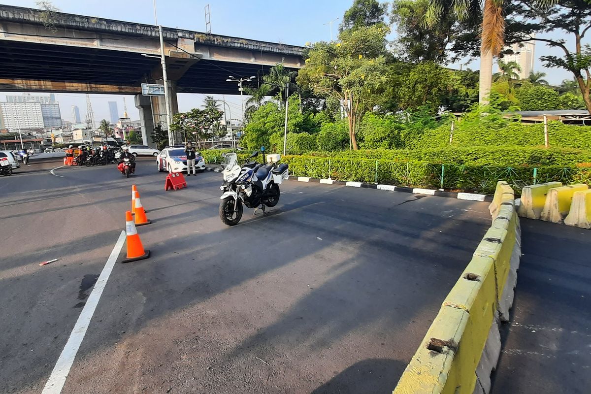 Jalan menuju pintu timur Ancol ditutup menjelang dimulainya Formula E Jakarta, Sabtu (4/6/2022).  Pantauan di lokasi pukul 07.10 WIB, gerbang menuju pintu timur Ancol dipasang barrier. Arus lalu lintas kemudian dialihkan ke Sunter dan Kemayoran.