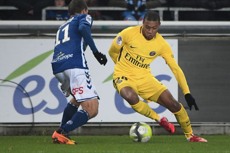 Dimitrie Lienard mengawal Kylian Mbappe pada pertandingan Ligue 1 antara Stasbourg dan PSG, Sabtu (2/12/2017).