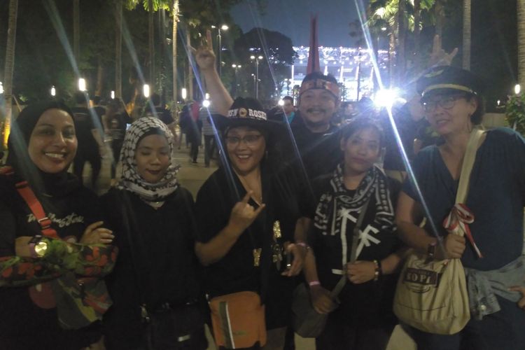 Sekelompok ibu-ibu melakukan reuni dengan teman-teman lamanya di konser Guns N Roses yang digelar di Stadion Utama GBK, Senayan, Jakarta Pusat, Kamis (8/11/2018).