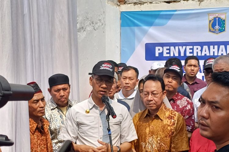 Pj Gubernur DKI Jakarta Heru Budi Hartono saat peresmian rumah yang mendapatkan bantuan renovasi gratis di kawasan Menteng, Jakarta Pusat, Minggu (10/9/2023).