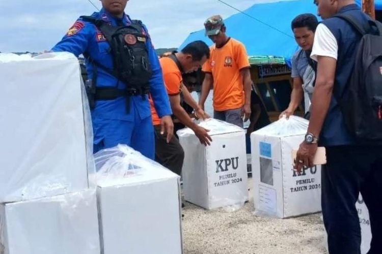 Distribusi logistik pemilu ke Pulau Moyo dan Pulau Medang 