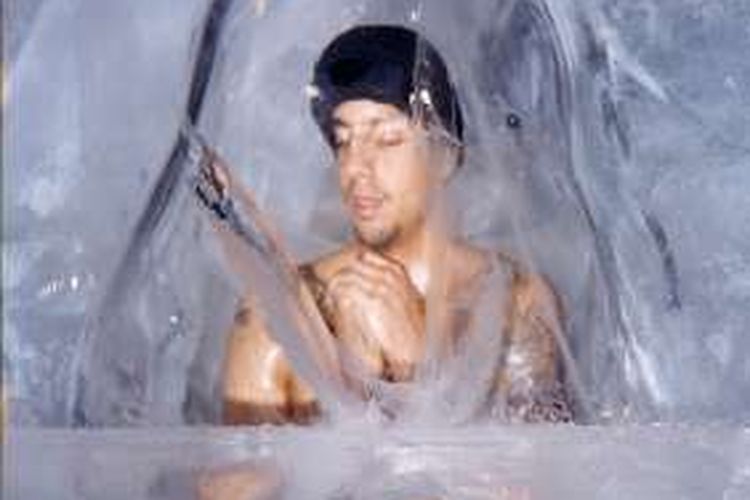 Pesulap David Blaine melakukan aksi berbahaya dengan dikurung dalam es selama tiga hari pada November 2000.