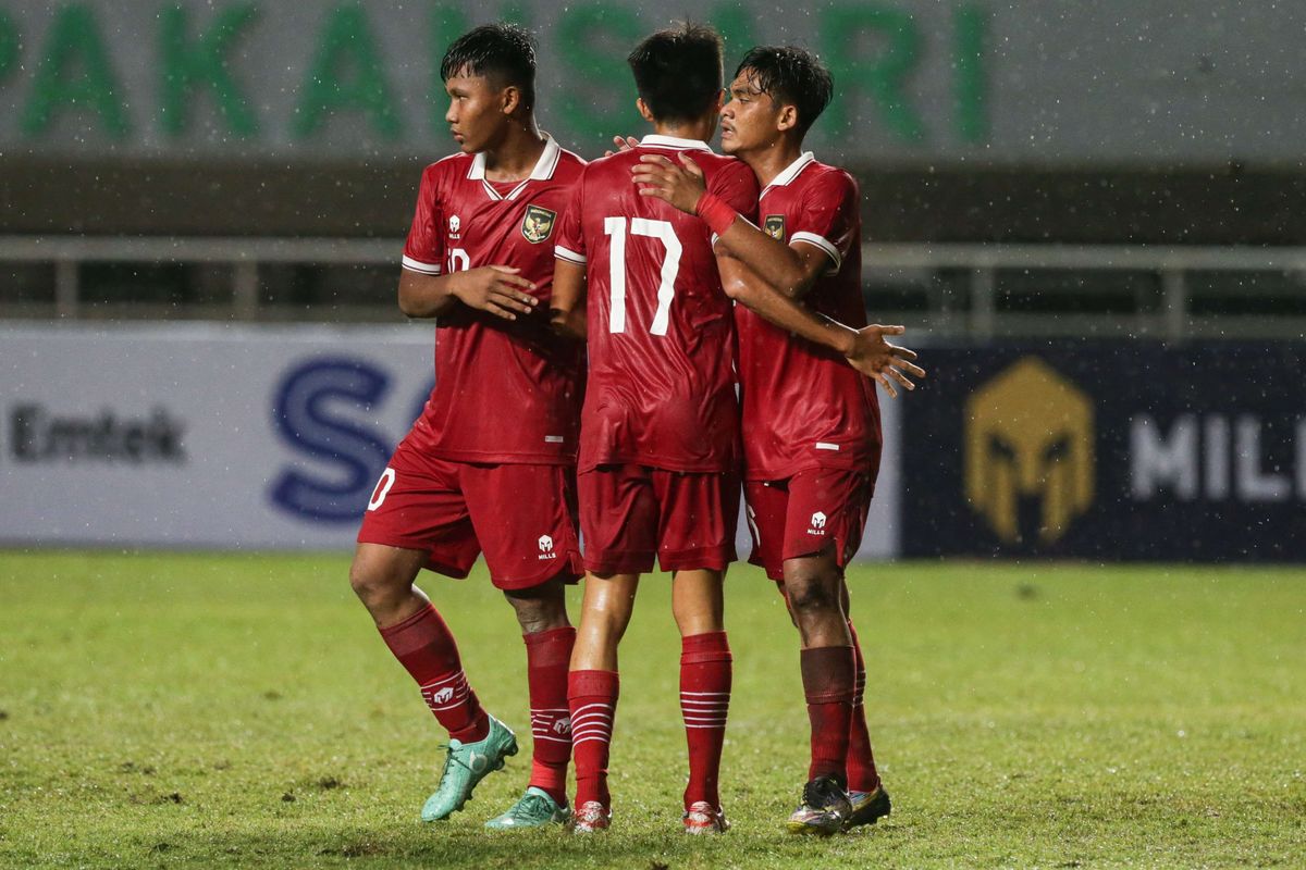 Pemain timnas U17 Indonesia berselebrasi usai Indonesia mencetak gol saat melawan timnas U17 Guam pada pertandingan Kualifikasi Piala Asia U17 2023 di Stadion Pakansari, Kabupaten Bogor, Senin (3/10/2022). Indonesia menang 14-0 atas Guam. Terdekat, timnas U17 Indonesia akan menghadapi Uni Emirat Arab (UEA) pada lanjutan Kualifikasi Piala Asia U17 2023, Rabu (5/10/2022). Link live streaming timnas U17 Indonesia vs UEA tersedia di artikel ini.
