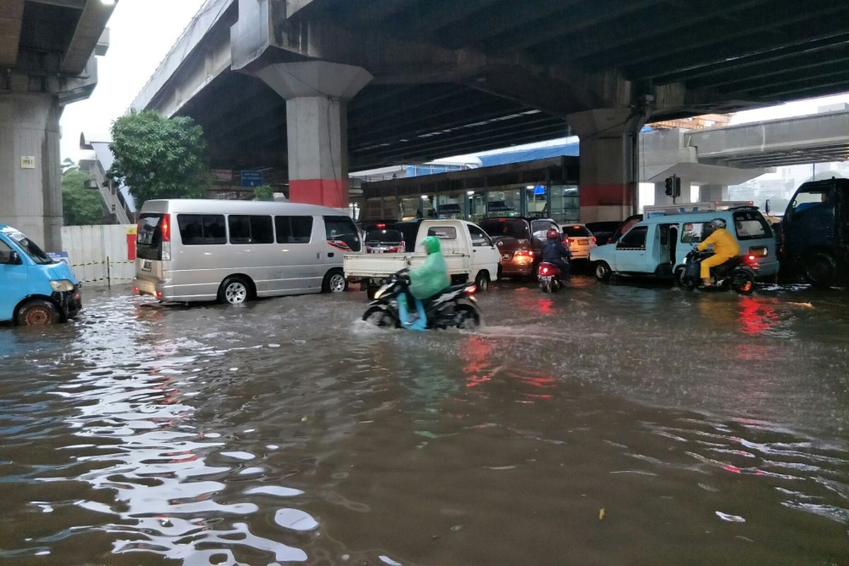 Banjir 30cm genangi ruas jalan DI Panjaitan, Jakarta Timur,  Senin (11/2/2019) sore