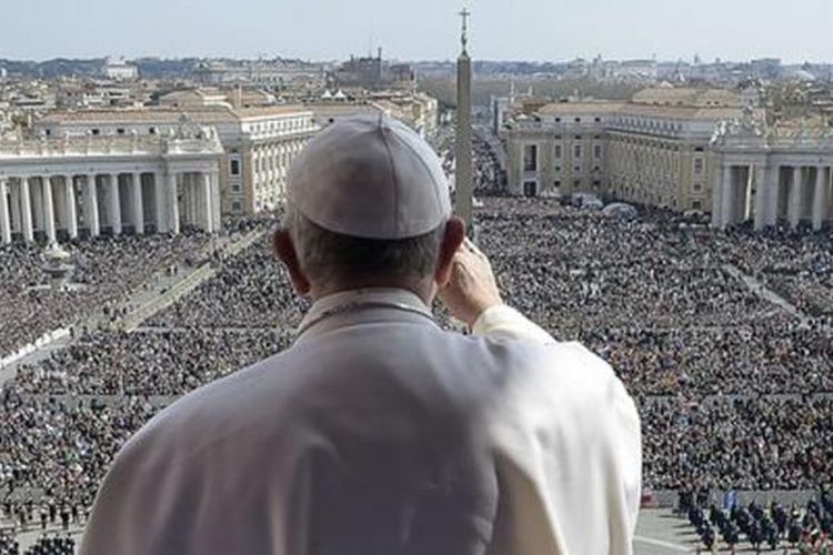 Paus Fransiskus menyampaikan pesan Paskah di hadapan umat Katolik di St. Peters Square, Vatikan, Senin (28/3/2016). 