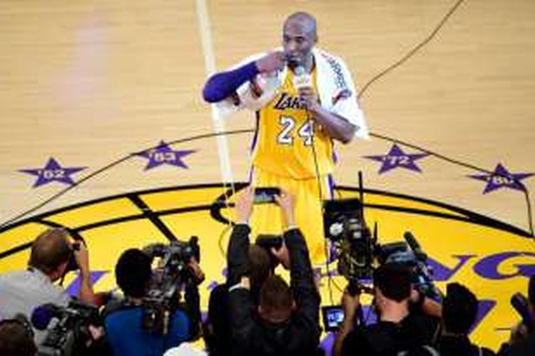 Pebasket Los Angeles Lakers, Kobe Bryant, seusai menjalani pertandingan perpisahannya di pentas NBA dengan melawan Utah Jazz di Staples Center, Los Angeles, California, Rabu (13/4/2016) malam waktu setempat atau Kamis WIB.