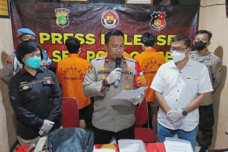 Tiga tersangka sekaligus anggota gangster kelompok Cemerlang yang diringkus polisi setelah terbukti melukai seorang pemuda bernama Anjar. Kapolsek Pondok Gede Kompol Herman Edco (tengah) mengatakan, selain tawuran, ketiganya juga terbukti memiliki beberapa bilah senjata tajam tanpa memiliki izin. 