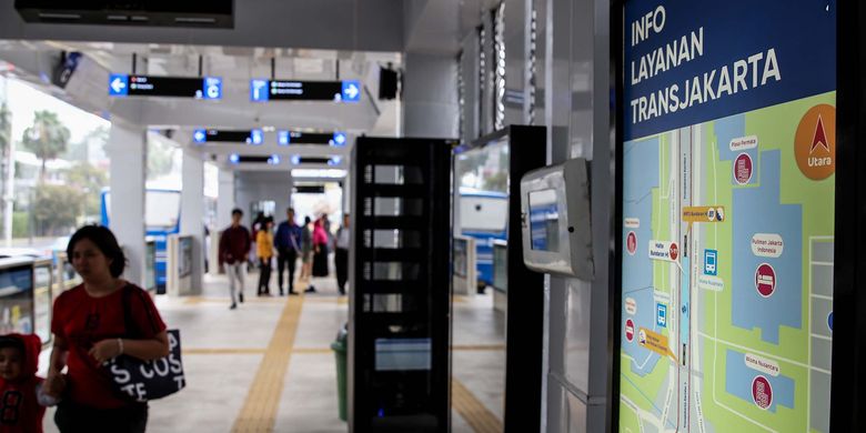 Aktivitas warga yang berada di halte Transjakarta Bundaran Hotel Indonesia (HI) yang terintegrasi langsung dengan Stasiun MRT Bundaran HI di Jakarta Pusat, Senin (25/3/2019). Halte Bundaran HI baru beroperasi kembali pada Minggu (24/3/2019) kemarin.