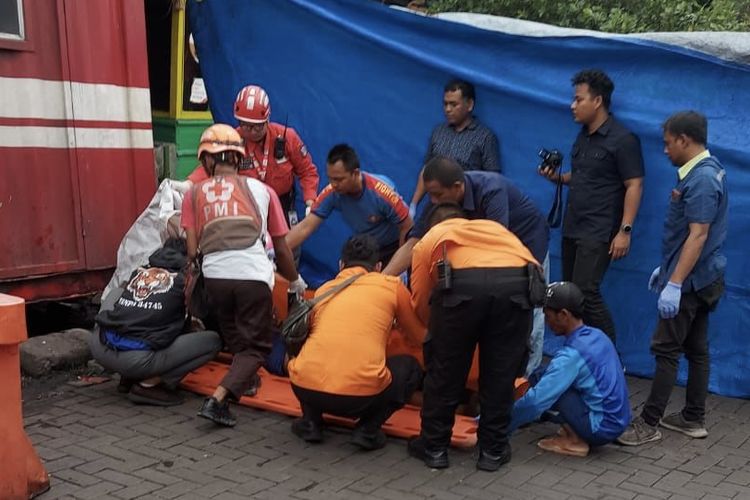 Proses evakuasi jenazah korban tertimpa kontainer di Surabaya, Jumat (19/1/2024).