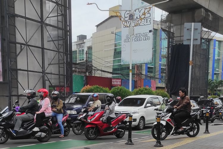 Seorang pengendara motor menerobos trotoar di Jalan Fatmawati, tepatnya di depan perempatan ITC Fatmawati pada Senin (6/2/2023) 