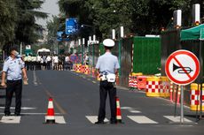 China Resmi Tutup Konsulat AS di Chengdu, Bendera AS Diturunkan