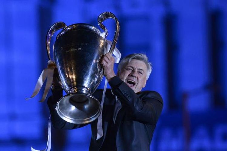 Pelatih Real Madrid, Carlo Ancelotti, mengangkat trofi Liga Champions, di  Cibeles Square, Madrid, Sabtu (24/5/2014).