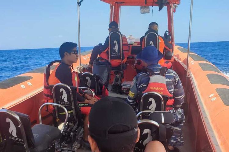 Suasana pencarian dua nelayan asal Sumbawa Barat yang dikabarkan hilang saat berlayar, Minggu (3/2023)