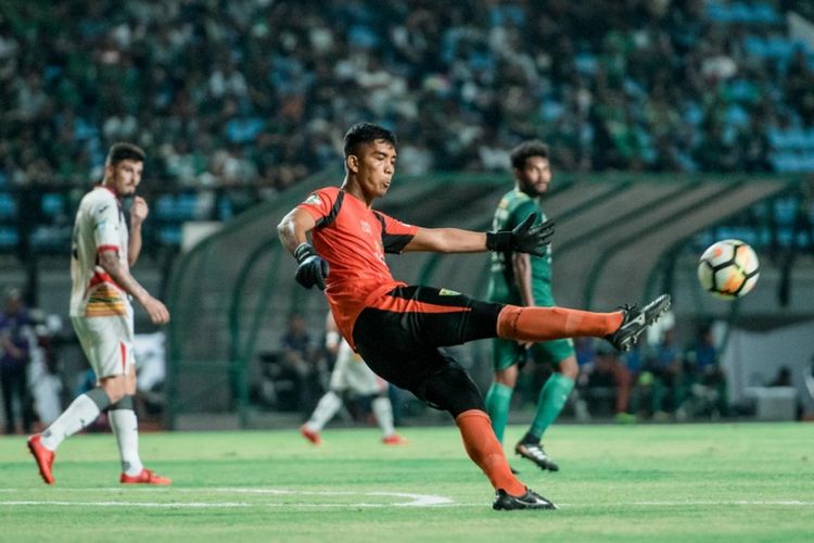 Penjaga gawang Persebaya Sursbaya, Miswar Saputra memberikan assist kepada David da Silva yang dikonversi menjadi gol dalam kemenangan 4-1 melawan Mitra Kukar di Stadion Gelora Bung Tomo, Sabtu (22/9/2018).