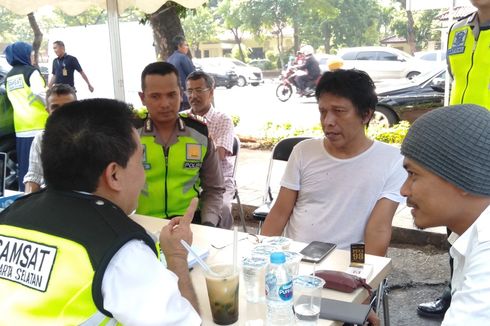 Di Lokasi Razia TMP Kalibata, Ada Adian Napitupulu Bayar Pajak Kendaraan Istri