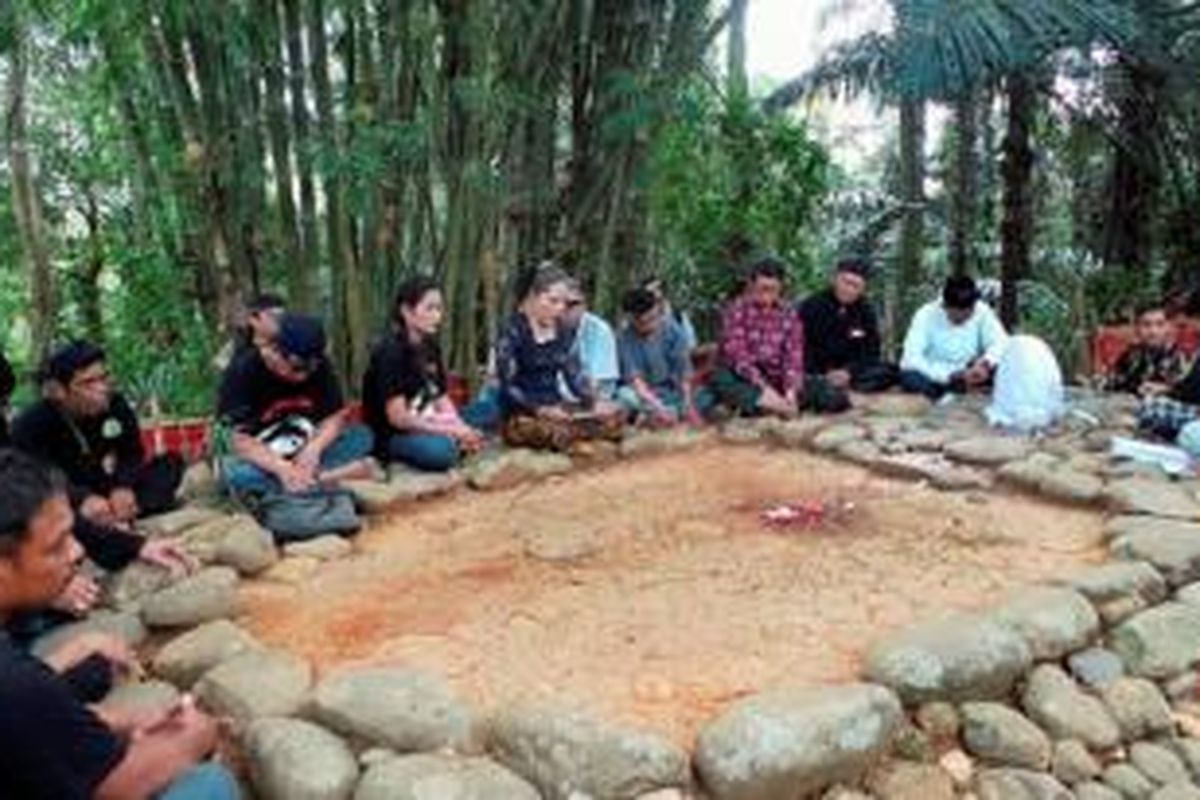 Seuweu siwi putu (anak cucu) Prabu Aji Putih melakukan aksi budaya ruwatan di Situs Kabuyutan Prabu, Desa Cipaku, Kecamatan Darmaraja, Kabupaten Sumedang, Jawa Barat, Rabu (29/7). Ziarah ini merupakan ruwatan terakhir sebelum kabuyutan itu tergenang air untuk Waduk Jatigede. 