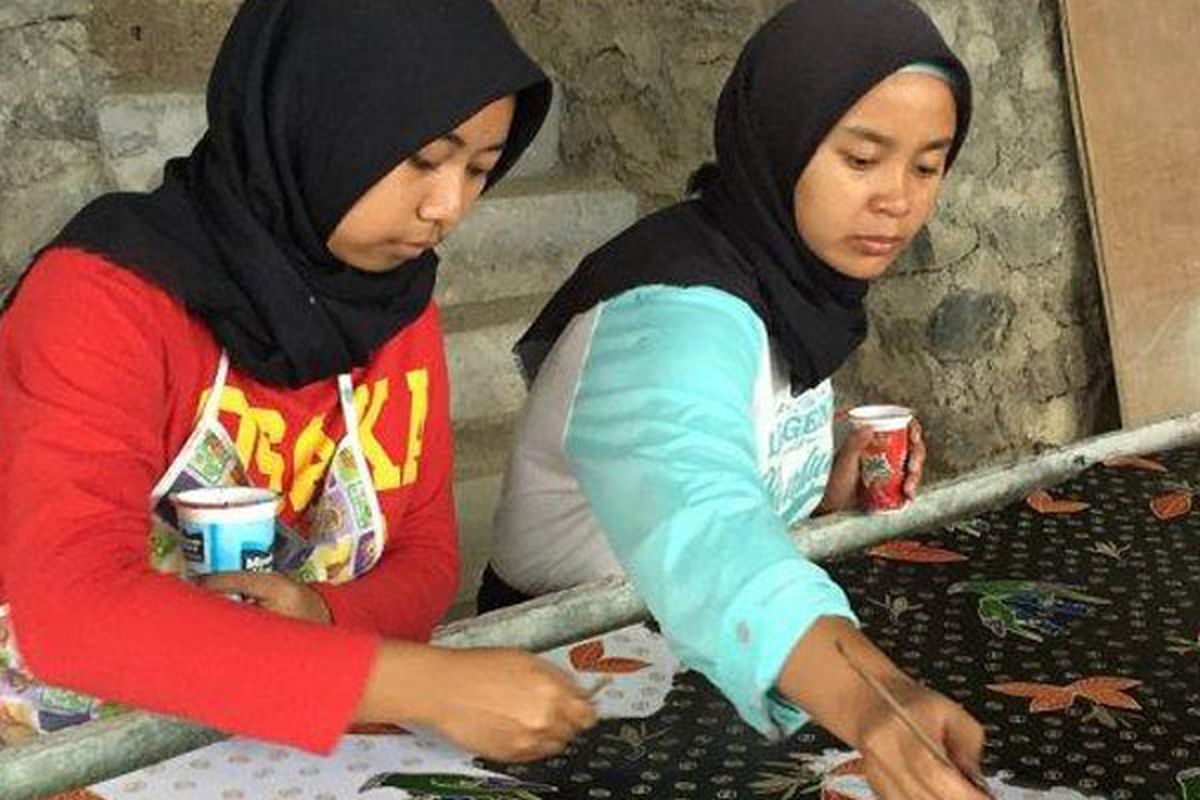 Siswi SMKN 1 Jambu Jurusan Tata Busana sedang mewarnai batik. 