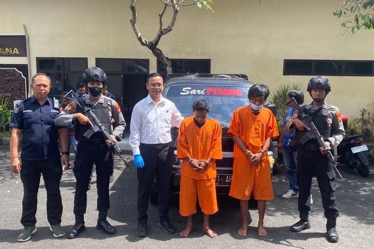 Polisi menunjukkan 2 pelaku pencurian mobil pikap di Kabupaten Jembrana, Provinsi Bali, Rabu (10/5/2023). Humas Polres Jembrana.