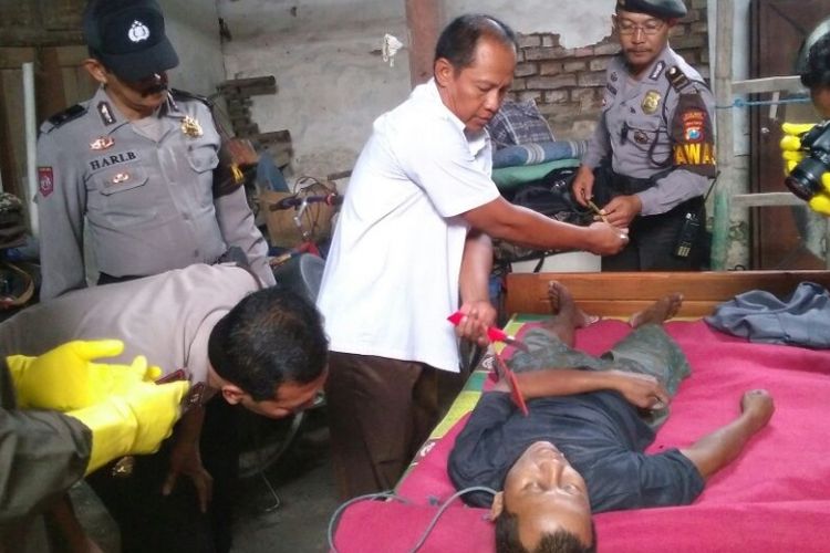 Aparat Polsek Jiwan Madiun melakukan olah tempat kejadian perkara terkait seorang kuli bangunan bernama Paryono (36), warga Desa Klagenserut,  Kecamatan Jiwan, Kabupaten Madiun ditemukan tewas gantung diri di rumahnya, Kamis ( 9/3/2017).