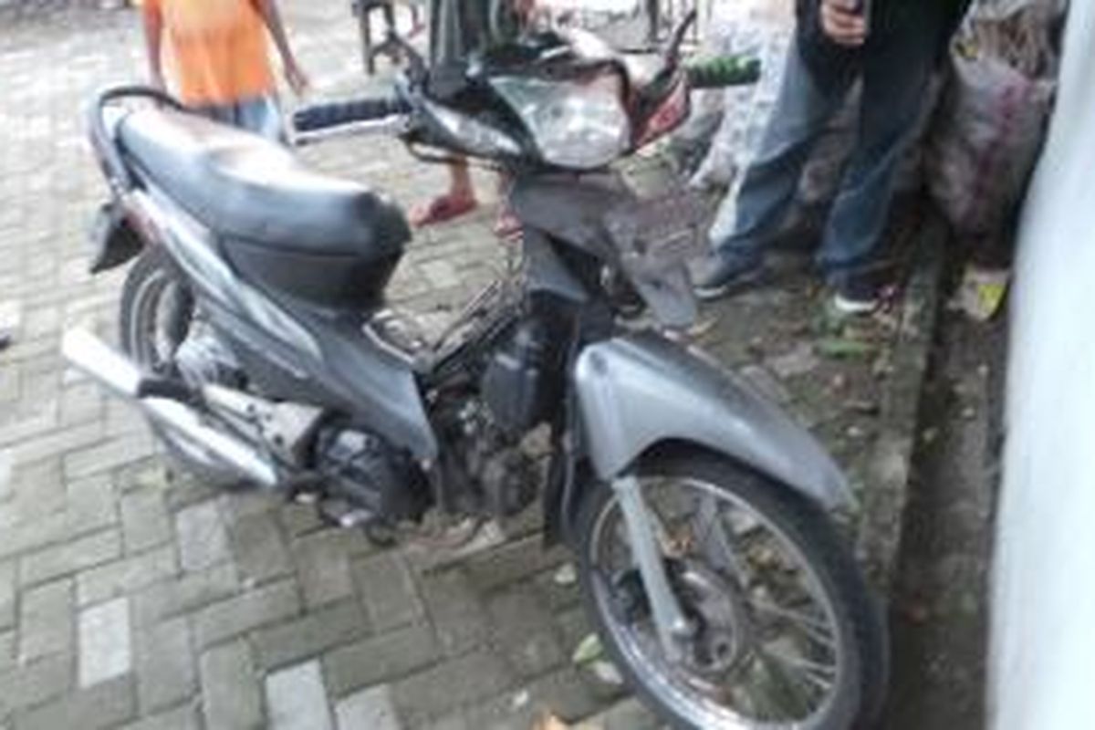 Sepeda motor korban kecelakaan yang tewas terlindas truk di Jalan Dewi Sartika, Sebelum PGC, Kramatjati, Jakarta Timur. Selasa (3/12/2013).