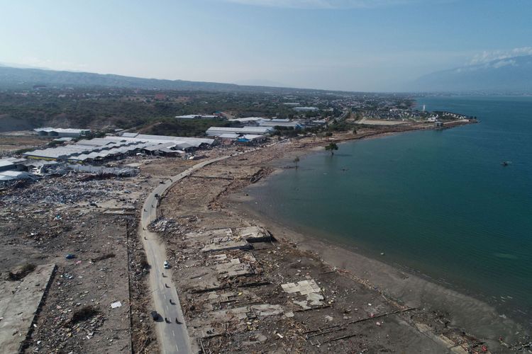 Kerusakan di Dupa Tondo, Kelurahan Layana, Kecamatan Mantikulore, Kota Palu, Sulawesi Tengah, Selasa (2/10/2018). Kawasan pergudangan dan mebel yang terletak di pesisir pantai, luluh lantak diterjang tsunami.