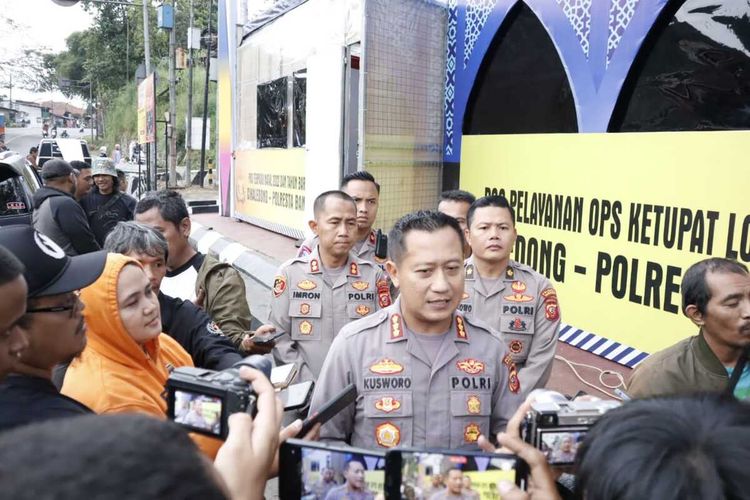 Kapolresta Bandung Kombes Pol Kusworo Wibowo saat melakukan pengecekan jalur di wilayah Pos Terpadu Cileunyi dan Pos Pengamanan Cikaledong, Nagreg, Kabupaten Bandung, pada Jumat (14/3/2023).