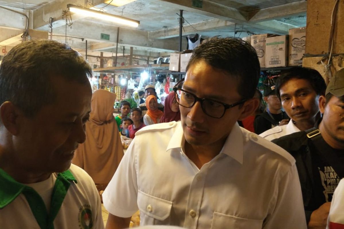 Ketua Dewan Pembina Partai Gerindra Sandiaga Uno blusukan di Pasar Agung, Depok, untuk mengampanyekan pasangan calon gubernur dan wakil gubernur Jawa Barat Sudrajat-Ahmad Syaikhu, Minggu (8/4/2018).