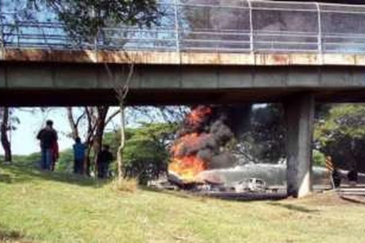 Upaya pemadaman truk tangki yang terbakar di Tol Sidoarjo arah Porong.