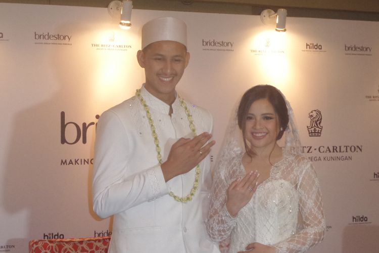 Tasya Kamila dan Randi Bachtiar berpose dalam jumpa pers pernikahannya di Mutiara Ballroom The Ritz-Carlton, Mega Kuningan, Jakarta Selatan, Minggu (5/8/2018).