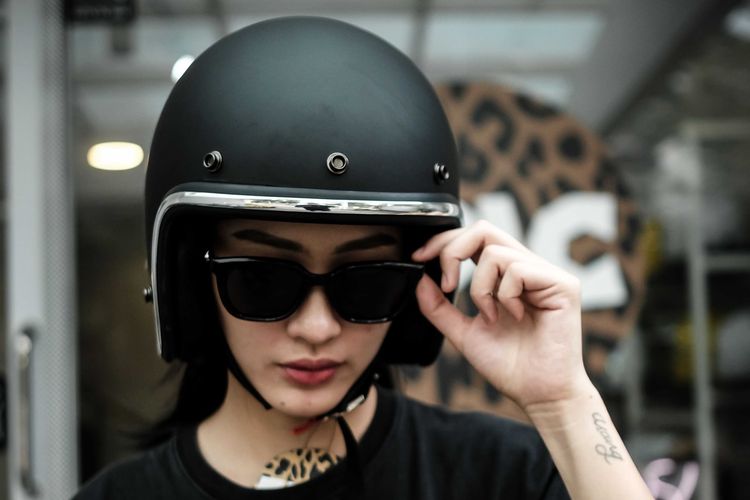 Helm slimhead dari Epic Veil